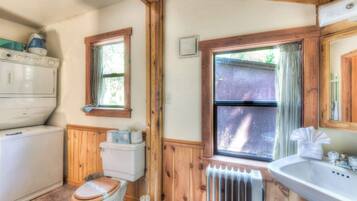 Maison, plusieurs lits, patio, vue montagne (Moonlight Cove) | Salle de bain