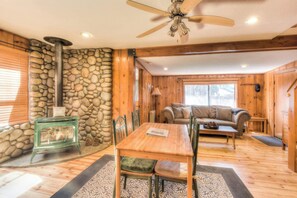 House, Multiple Beds, Patio, Mountain View (Moonlight Cove) | Interior