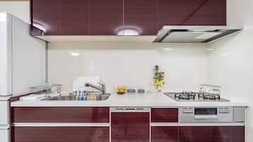 Jääkaappi, mikroaaltouuni, liesi, keittoastiat/astiat/ruokailuvälineet