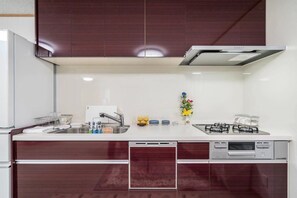 Een koelkast, een microgolfoven, een kookplaat