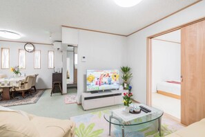 3 bedrooms, desk, iron/ironing board, free WiFi