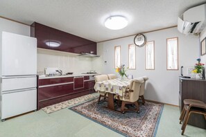 Kühlschrank, Mikrowelle, Herdplatte, Kochgeschirr/Geschirr/Besteck