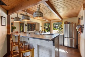 Casa, várias camas, banheira de imersão, vista para a montanha (Snowshoe Cabin) | Cozinha privada | Geladeira, micro-ondas, fogão, cooktop