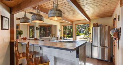 Snowshoe Cabin 3 Decks, BBQ & Hot Tub!