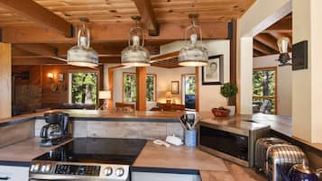 Rumah, Beberapa Tempat Tidur, hot tub, pemandangan gunung (Snowshoe Cabin) | Dapur pribadi | Lemari es, microwave, oven, dan kompor