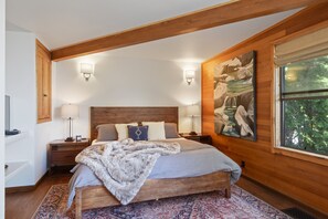 Casa, várias camas, banheira de imersão, vista para a montanha (Snowshoe Cabin) | 4 quartos, individualmente decorados, individualmente mobiliados