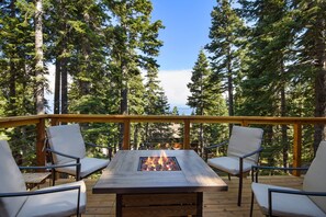 Outdoor dining - Snowshoe Cabin 3 Decks, BBQ & Hot Tub! (Tahoe City)