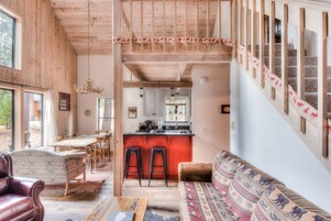 Casa, varias camas, patio, vistas a la montaña (Rustic Tahoe Charm) | Zona de estar | Televisión de pantalla plana de 42 pulgadas con canales digitales