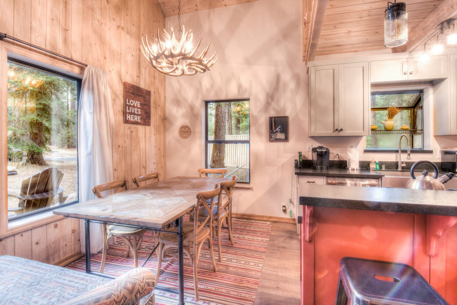 Nhà, nhiều giường, sân hiên, quang cảnh núi (Rustic Tahoe Charm) | Khu ăn uống