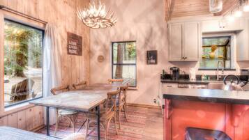 Nhà, nhiều giường, sân hiên, quang cảnh núi (Rustic Tahoe Charm) | Khu ăn uống