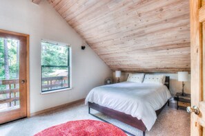 Maison, Plusieurs lits, patio, vue sur la montagne (Rustic Tahoe Charm) | 3 chambres, décor unique, ameublement unique, accès au Wi-Fi (inclus)
