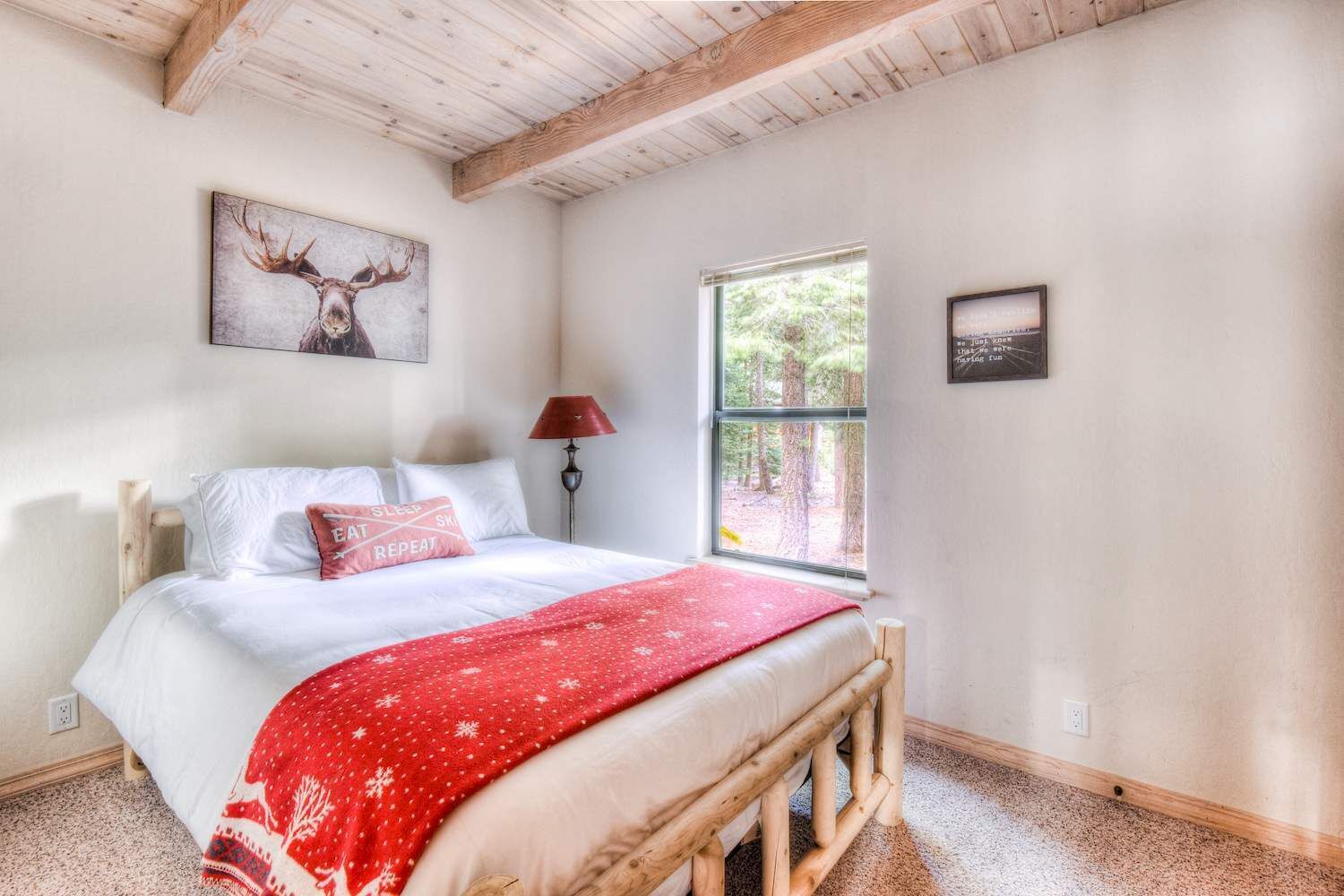 Nhà, nhiều giường, sân hiên, quang cảnh núi (Rustic Tahoe Charm) | 3 phòng ngủ, trang trí khác biệt 