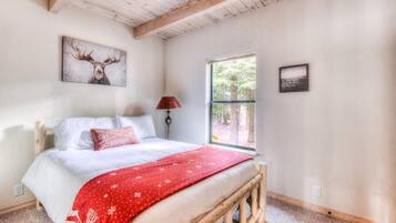 Nhà, nhiều giường, sân hiên, quang cảnh núi (Rustic Tahoe Charm) | 3 phòng ngủ, trang trí khác biệt