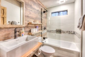 Rumah, Beberapa Tempat Tidur, patio, pemandangan gunung (Rustic Tahoe Charm) | Kamar mandi | Pengering rambut dan handuk