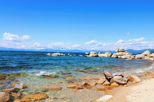 Relax at Rustic Tahoe Charm Minutes to Lake