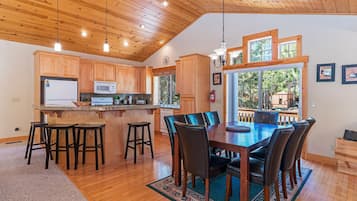 House, Berbilang Katil, Patio, Mountain View (Cedar Chateau) | Tempat makan