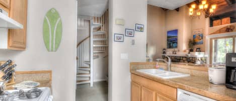 Maison mitoyenne, plusieurs lits, balcon | Cuisine privée | Réfrigérateur, micro-ondes, four, plaque de cuisson