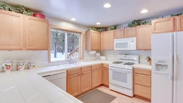 House, Multiple Beds, Patio, Mountain View (McKinney Estate) | Private kitchen | Full-sized fridge, microwave, oven, stovetop