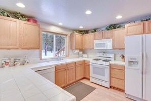 House, Multiple Beds, Patio, Mountain View (McKinney Estate) | Private kitchen | Full-sized fridge, microwave, oven, stovetop