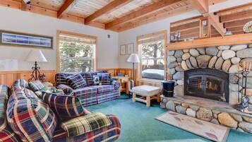 Rumah, Beberapa Tempat Tidur, patio, pemandangan gunung (McKinney Estate) | Area keluarga | Televisi layar datar 55-inci dengan saluran TV digital, TV, dan perapian