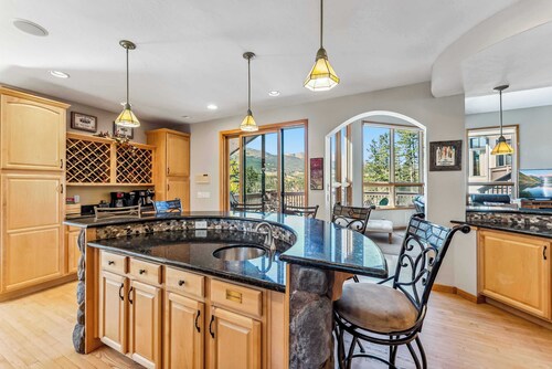 Massive Breckenridge Estate: Game Room & Hot Tub!
