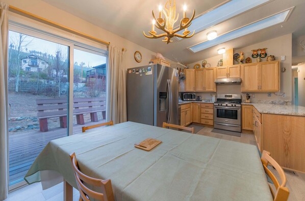 Casa, varias camas, patio, vista a la montaña (Elk Forest Escape) | Cocina privada | Refrigerador con congelador, microondas, horno y parrilla de estufa 