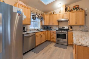 Casa, varias camas, patio, vista a la montaña (Elk Forest Escape) | Cocina privada | Refrigerador con congelador, microondas, horno y parrilla de estufa 