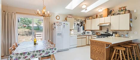 Maison, Plusieurs lits, patio, vue sur la montagne (Elk Forest Escape) | Cuisine privée | Réfrigérateur grande capacité avec congélateur, four à micro-ondes