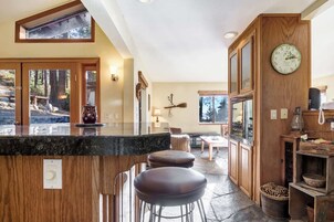 House, Multiple Beds, Hot Tub, Mountain View (Mountainside Overlook) | Interior