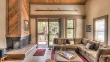 Stadtwohnung, Mehrere Betten, Whirlpool, Bergblick (Silver Tree Sanctuary) | Wohnbereich | 42-Zoll-Flachbildfernseher mit Digitalempfang, Kamin