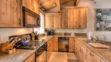 Casa geminada, várias camas, banheira de imersão, vista para a montanha (Silver Tree Sanctuary) | Cozinha privada | Geladeira, micro-ondas, fogão, cooktop