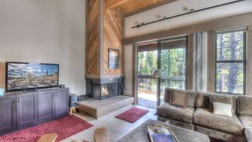 Stadtwohnung, Mehrere Betten, Whirlpool, Bergblick (Silver Tree Sanctuary) | Wohnbereich | 42-Zoll-Flachbildfernseher mit Digitalempfang, Kamin