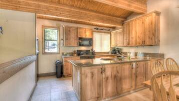 Casa de ciudad, varias camas, hidromasaje, vista a la montaña (Silver Tree Sanctuary) | Cocina privada | Refrigerador, microondas, horno y parrilla de estufa