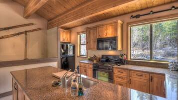 Stadtwohnung, Mehrere Betten, Whirlpool, Bergblick (Silver Tree Sanctuary) | Eigene Küche | Kühlschrank, Mikrowelle, Ofen, Herdplatte