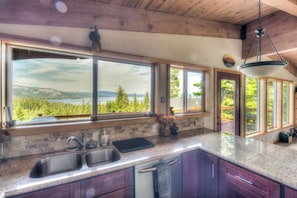 Talo, useita sänkyjä, patio, vuoristonäköala (Chamberland Getaway) | Yksityinen keittiö | Jääkaappi, mikroaaltouuni, uuni, liesi