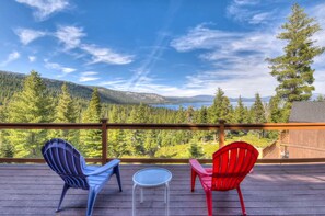 Talo, useita sänkyjä, patio, vuoristonäköala (Chamberland Getaway) | Ulkoalueet