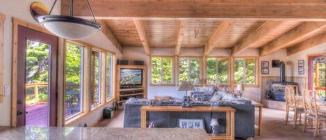 Huis, meerdere bedden, patio, uitzicht op bergen (Chamberland Getaway) | Woonruimte | Een 42-inch flatscreentelevisie met digitale zenders en een open haard