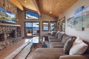 House, Multiple Beds, Patio, Mountain View (Shoreline Vista) | Living area
