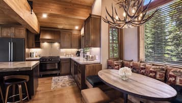 Rumah, Beberapa Tempat Tidur, patio, pemandangan gunung (Shoreline Vista) | Dapur pribadi | Lemari es, microwave, oven, dan kompor