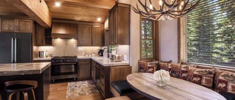 House, Multiple Beds, Patio, Mountain View (Shoreline Vista) | Private kitchen