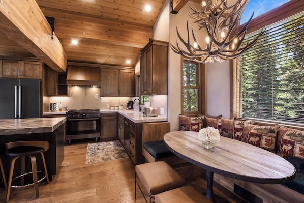 House, Multiple Beds, Patio, Mountain View (Shoreline Vista) | Private kitchen | Fridge, microwave, oven, stovetop