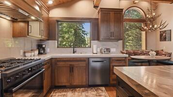 Rumah, Beberapa Tempat Tidur, patio, pemandangan gunung (Shoreline Vista) | Dapur pribadi | Lemari es, microwave, oven, dan kompor