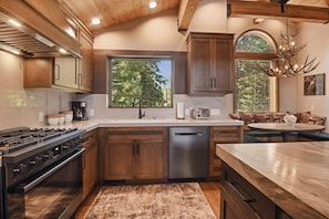 House, Multiple Beds, Patio, Mountain View (Shoreline Vista) | Private kitchen | Fridge, microwave, oven, stovetop