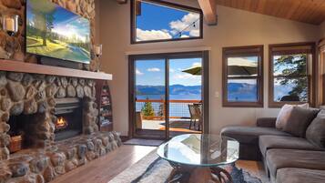 Rumah, Beberapa Tempat Tidur, patio, pemandangan gunung (Shoreline Vista) | Area keluarga | Televisi layar datar 42-inci dengan saluran TV digital dan perapian