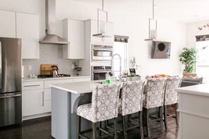 冰箱、微波炉、烤箱、炉灶