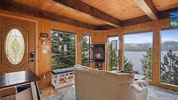 Studio Suite, 1 Tempat Tidur King (Stargazer) | Area keluarga | Televisi layar datar 32-inci dengan saluran TV digital dan TV