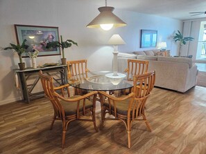 コンドミニアム ベッド (複数台) バルコニー オーシャンビュー (Kona Nalu #302) | レストラン