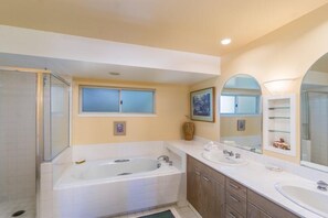 Condo, varias camas (Vista Waikoloa C305) | Baño