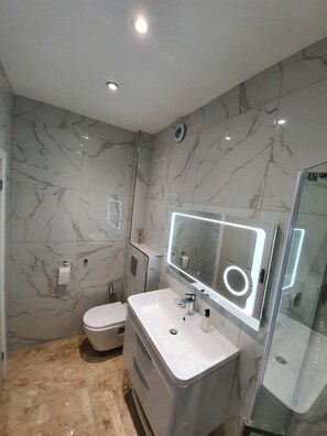 Een douche, een bidet, handdoeken, zeep
