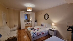 1 bedroom, desk, free WiFi, bed sheets - Amazing Double Room with own bathroom in Harrow LONDON (Harrow)